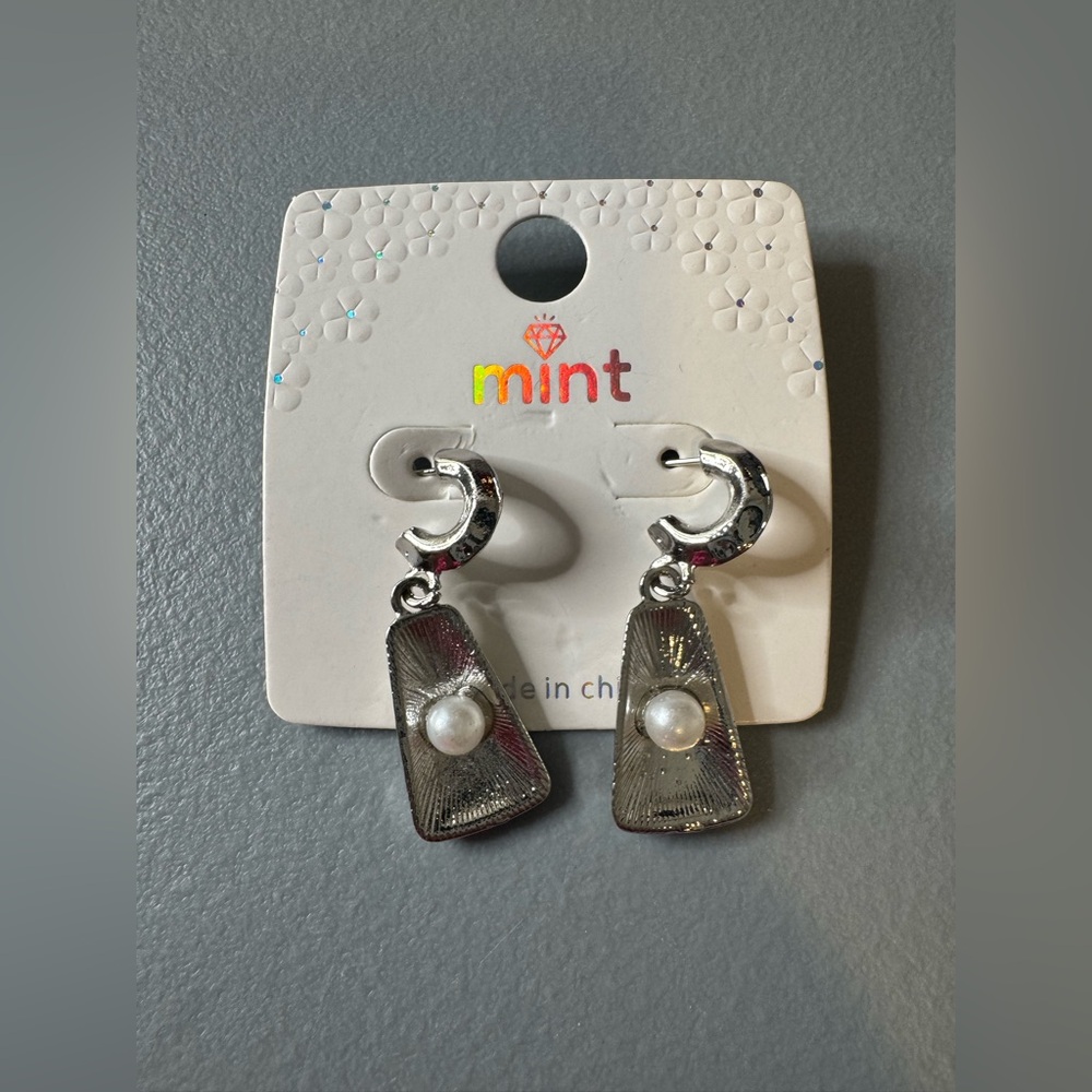 🛍️Any 5 items for $15 🛍️ Mint Silver and Pearl Earrings
